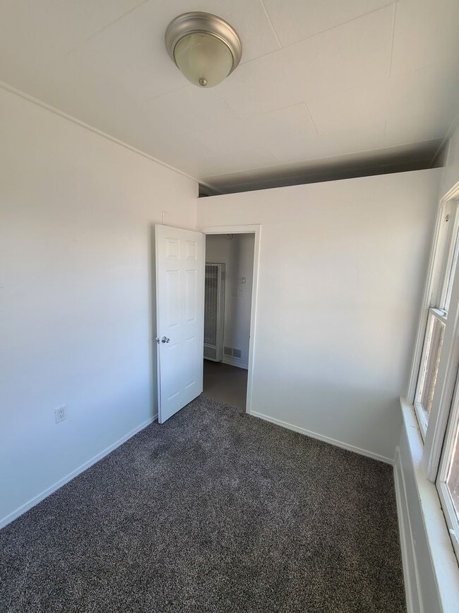 Building Photo - Edith