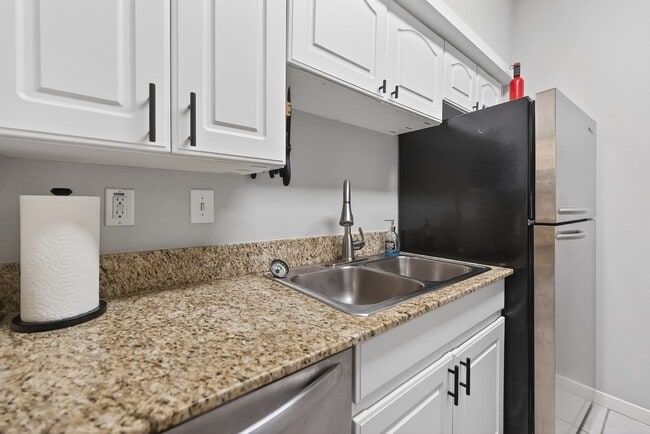 Building Photo - 4041 Drake St