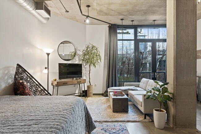Building Photo - **FURNISHED** Streetcar Lofts studio w/par...