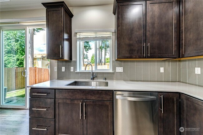 Building Photo - Duplex Style CONDO - 3 Bed 2.5b Bath Fully...