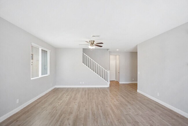 Building Photo - 4 Bed, Beauty With First Floor Bed And Full Bath