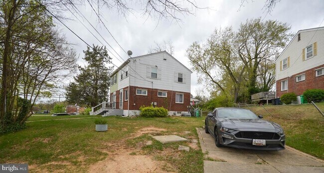Building Photo - 5000 Surrey Ln