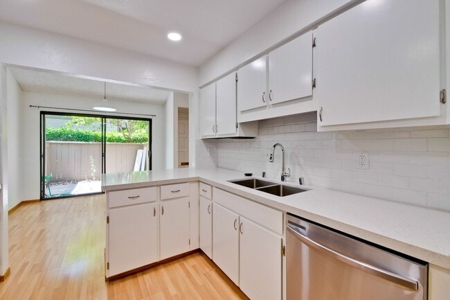 Building Photo - Beautifully Remodeled 3BR 2.5BA Townhouse in Great Community in Mountain View