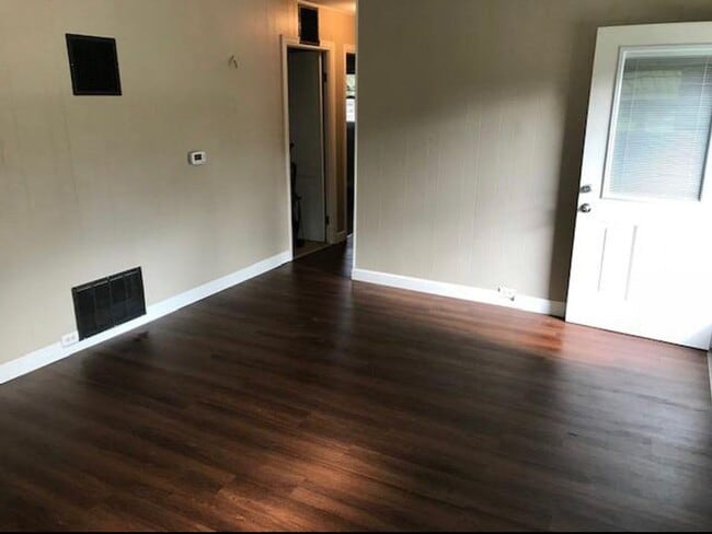 Building Photo - HOUSE...3 Bed 1 Bath