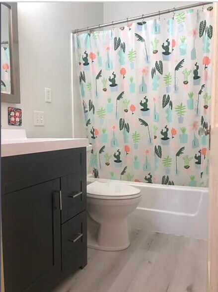 Building Photo - 313 E Rock St