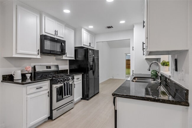 Primary Photo - 2407 Tinechester Dr