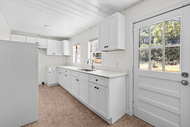 Building Photo - Charming 4 Bedroom 2 Bathroom Home