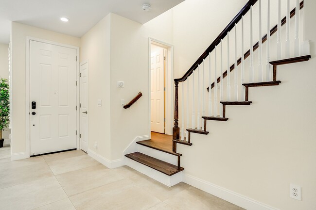 Building Photo - Comfortable and nicely upgraded home for r...