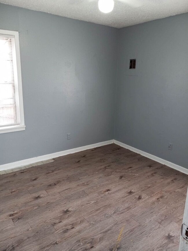 Building Photo - $0 First Month's Rent / $0 Deposit at Move-in