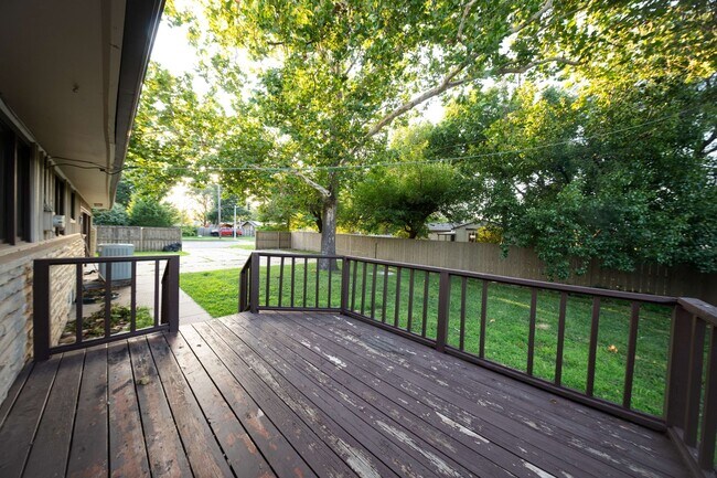 Building Photo - Mid-Century 3 Bedroom in Pine Valley Estates