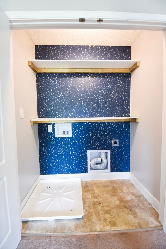 Building Photo - 4 bedroom, 2.5 bathroom Home!