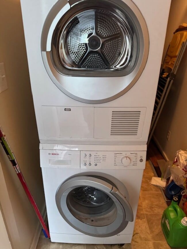 Building Photo - Apartment Located Minutes from Downtown Lexington