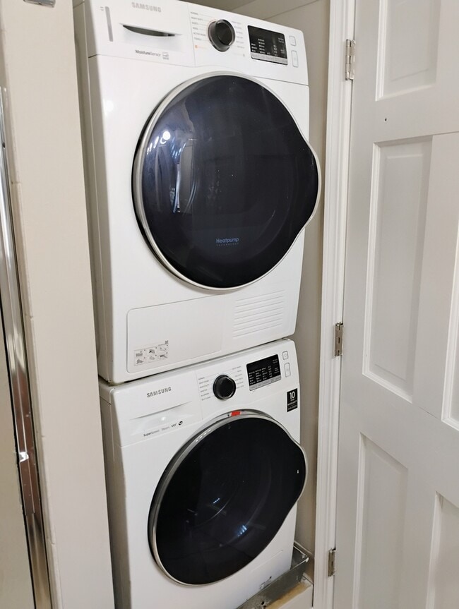 Building Photo - 910 W Alleghany Dr