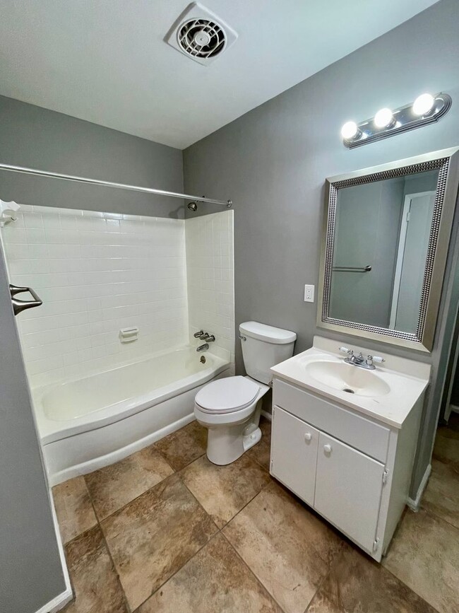 Building Photo - Beautifully remodeled home in Riverdale wi...