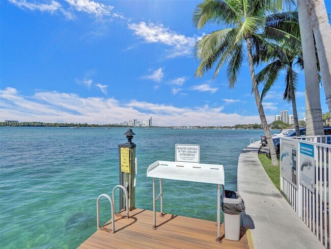 Building Photo - 10350 W Bay Harbor Dr