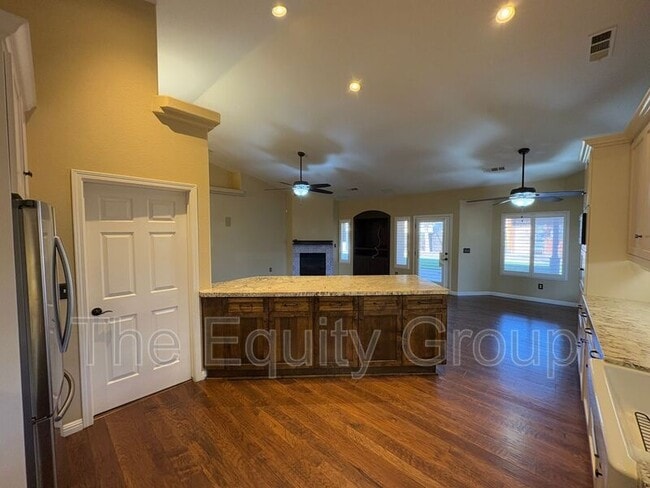 Building Photo - 2650 W Oakridge Ave