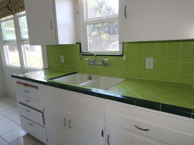 Building Photo - Beautiful Duplex with Ocean Breeze