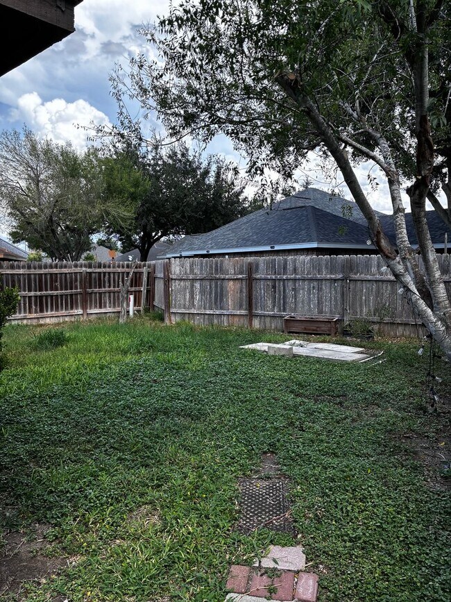 Building Photo - 2112 Pin Oak Rd