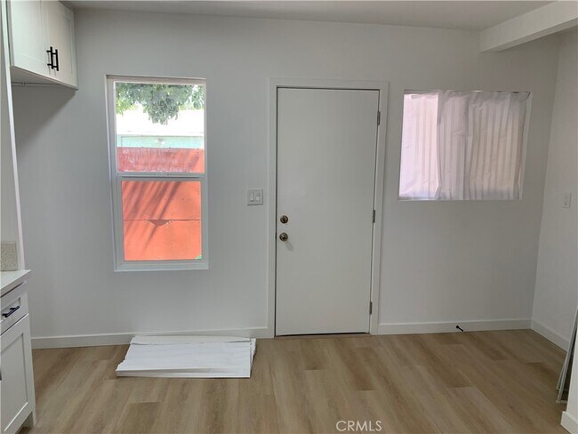 Building Photo - 1209 W 40th Pl