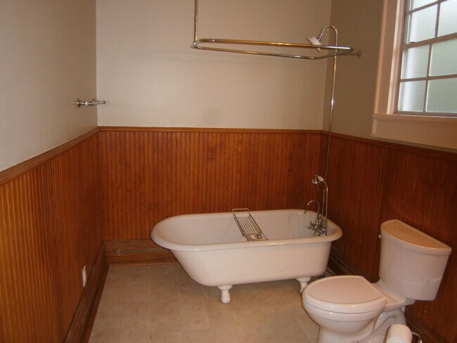 Building Photo - 220 Amelia St