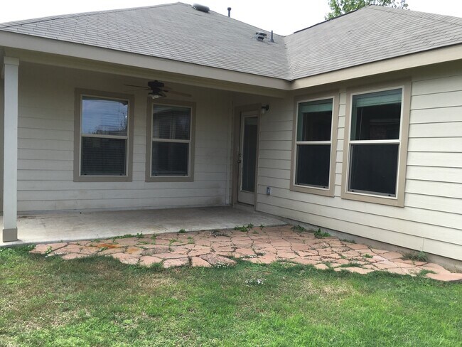Building Photo - Great Open Floor Plan in Buda