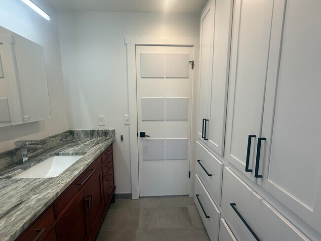 Building Photo - 300 Yacht Club Dr