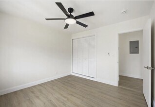 Building Photo - 737 W Ilex Dr