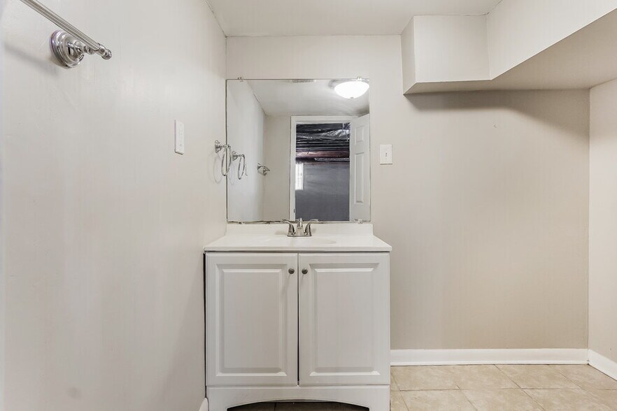 Building Photo - 748 Barclay Ln