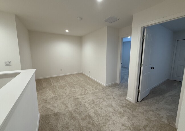 Building Photo - 215 Glass Onion Dr