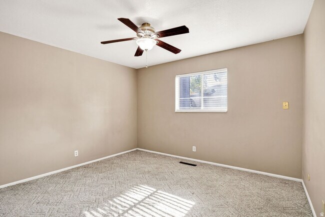 Building Photo - 240 E 400 N
