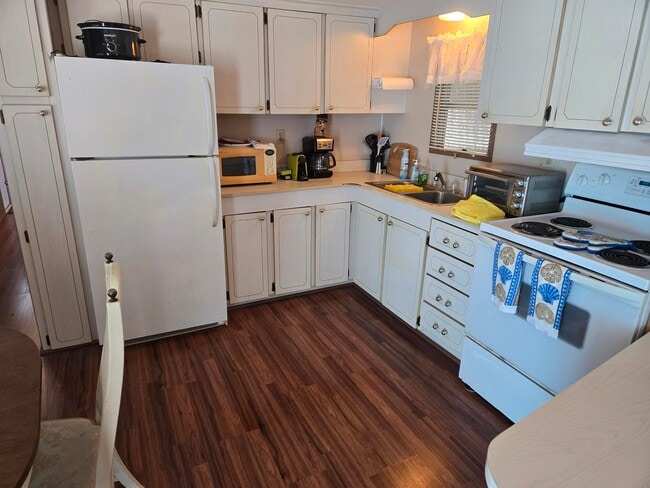 Building Photo - 13 Loafing St