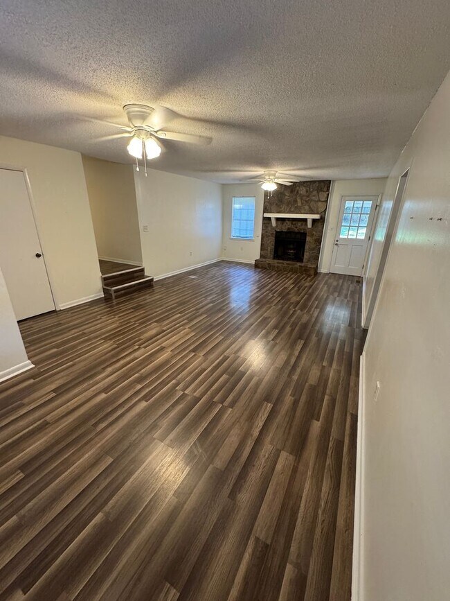 Building Photo - Minutes From Jax State and Jacksonville City Schools