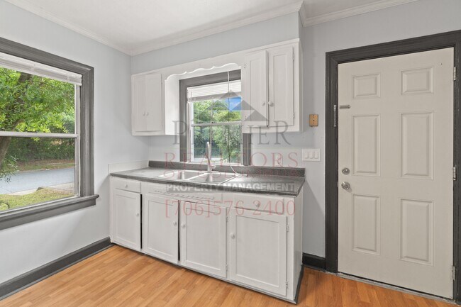 Building Photo - 1527 11th Ave
