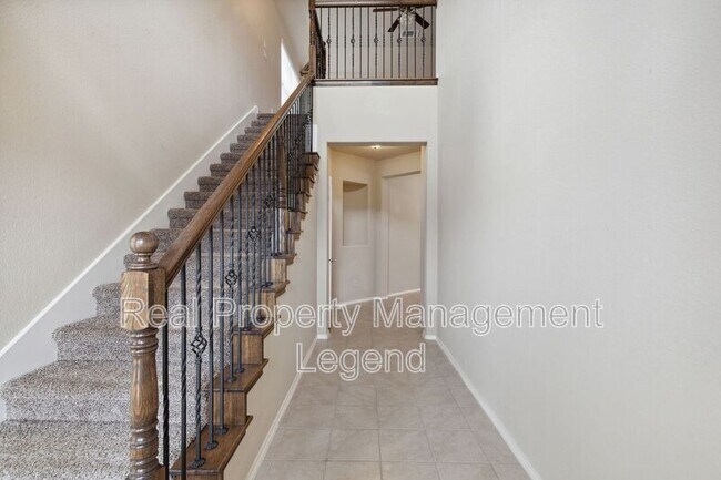 Building Photo - 812 Gray Fox Dr