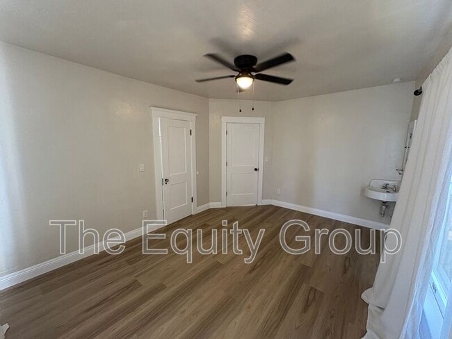 Building Photo - 209 E 11th St