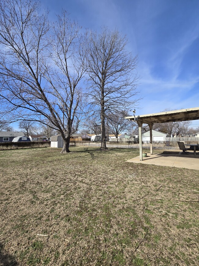 Building Photo - 333 N Colby Ave