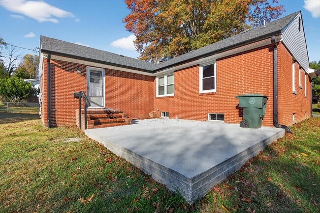 Building Photo - 250 Gillespie Dr NE