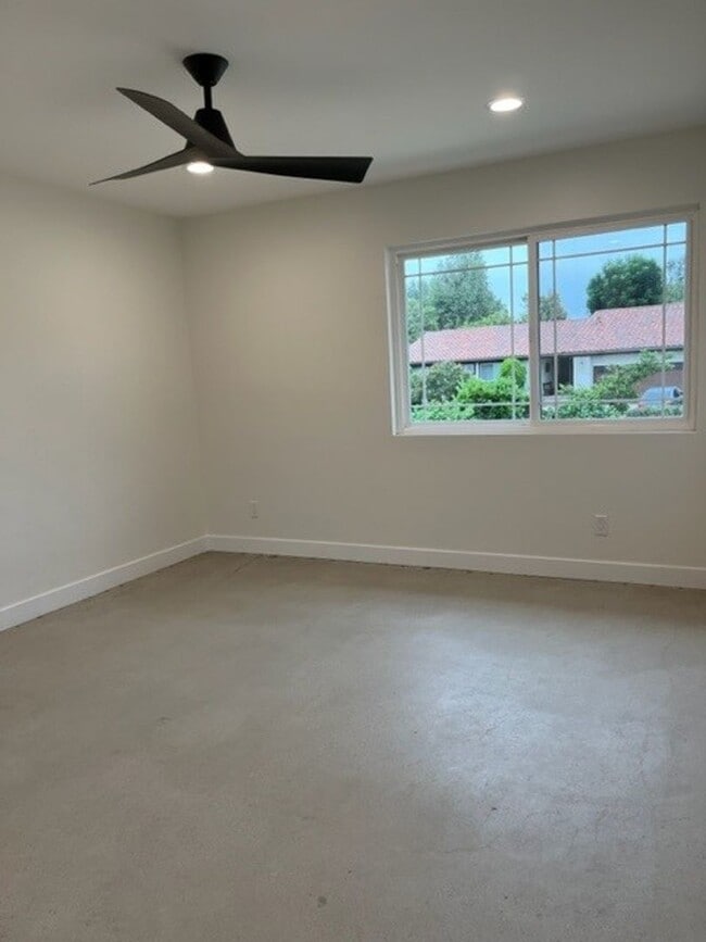 Building Photo - 3276 Valarie Ave