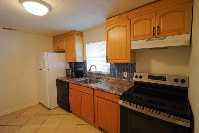 Building Photo - 702 Nassau St