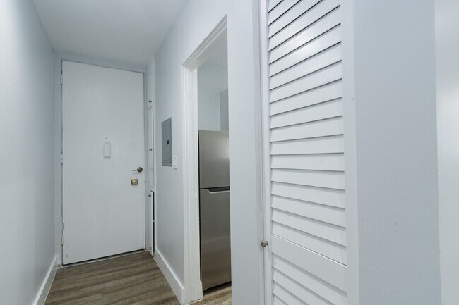 Interior Photo - 1630 - 1636 N Fuller Ave