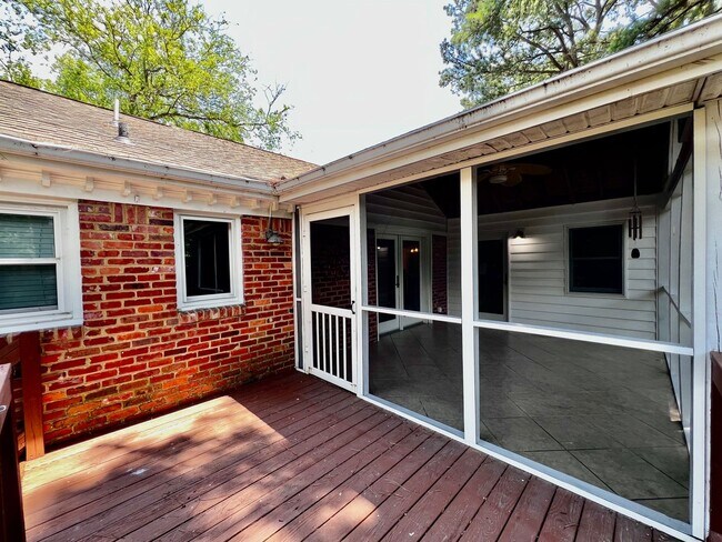 Building Photo - Brick ranch on half acre lot in Virginia B...