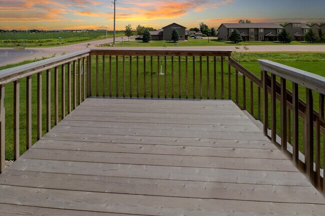 Building Photo - Amazing 4 Bedroom 3.5 Bathroom Townhome in Sioux Falls