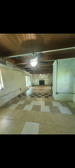 Building Photo - 1703 John Anderson Dr