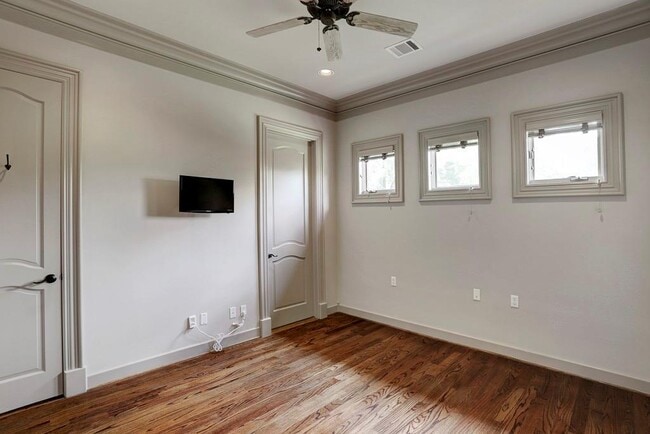 Building Photo - 5528 Holly Springs Dr
