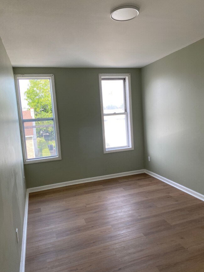 Building Photo - 1126 Deutz Ave