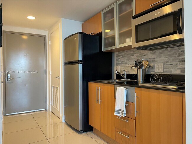 Building Photo - 1750 N Bayshore Dr