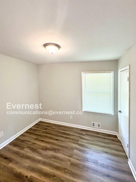 Building Photo - 8277 Redwood Dr