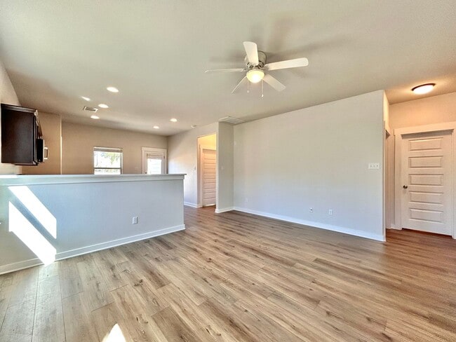 Building Photo - Spacious 3-Bed, 2-Bath Home with 2-Car Gar...