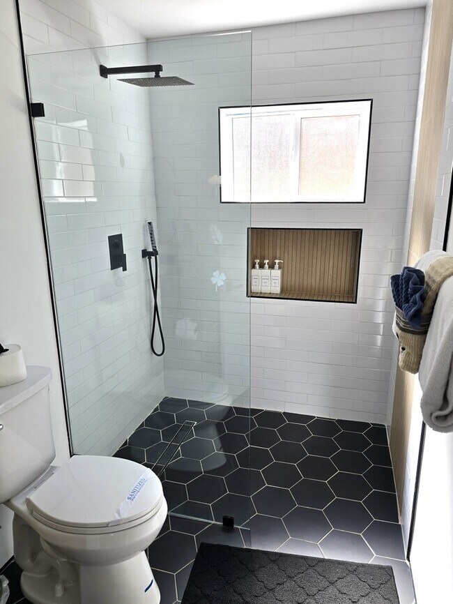 Building Photo - Newer Modern-Style 2 Bed / 2 Bath + Loft