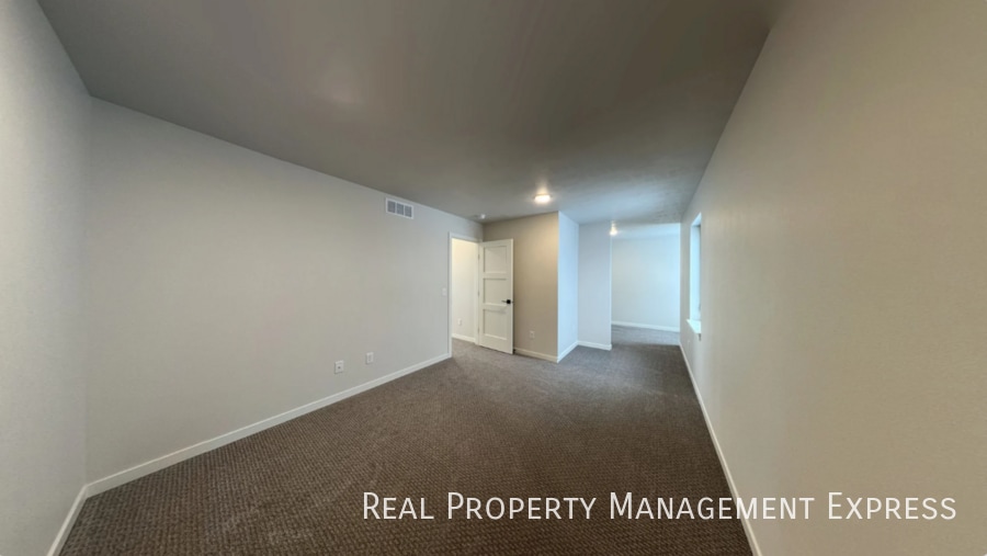 Building Photo - 3 Bedroom 2.5 Bathroom Townhome